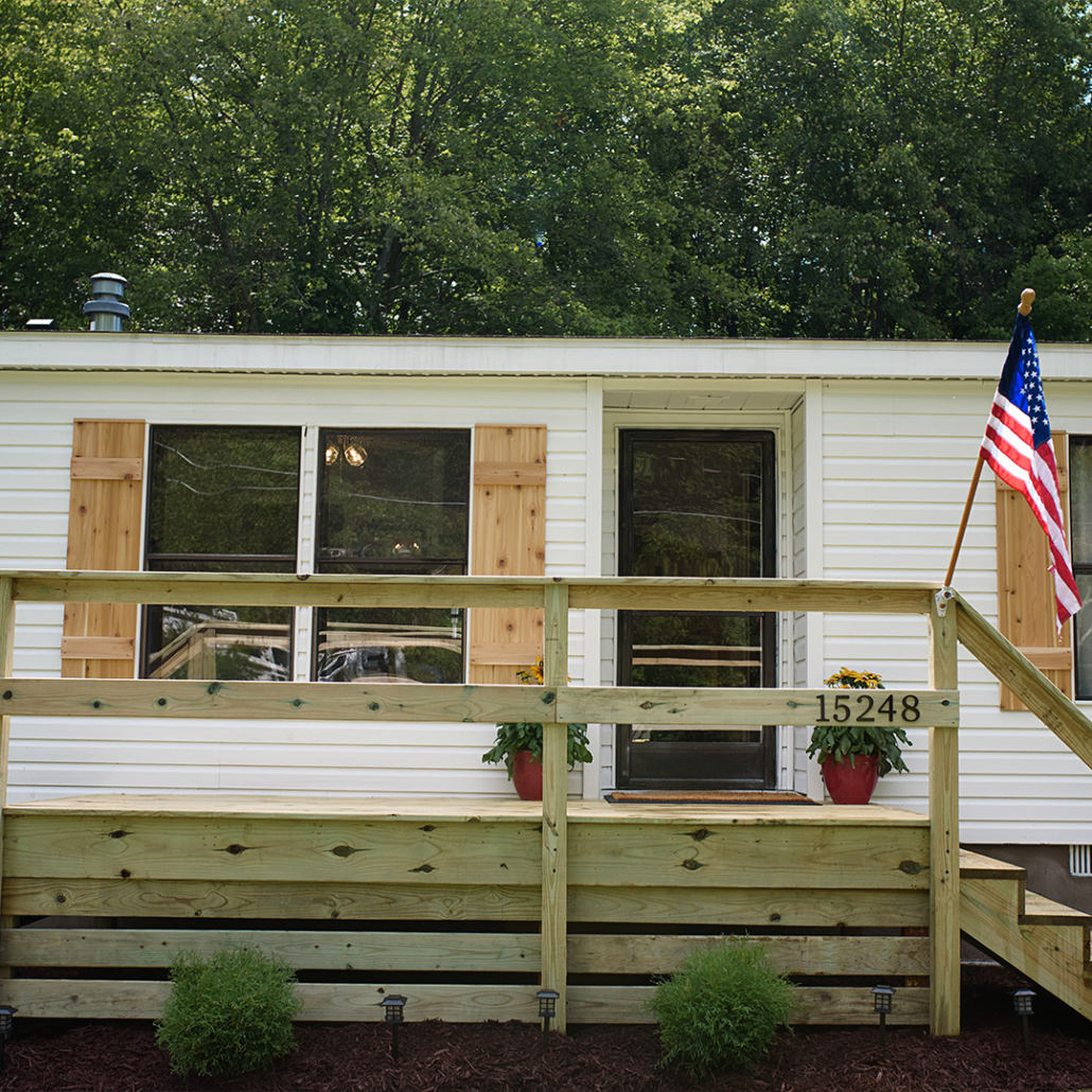 Exterior of Renovation Hunters’ mobile home improvement project.